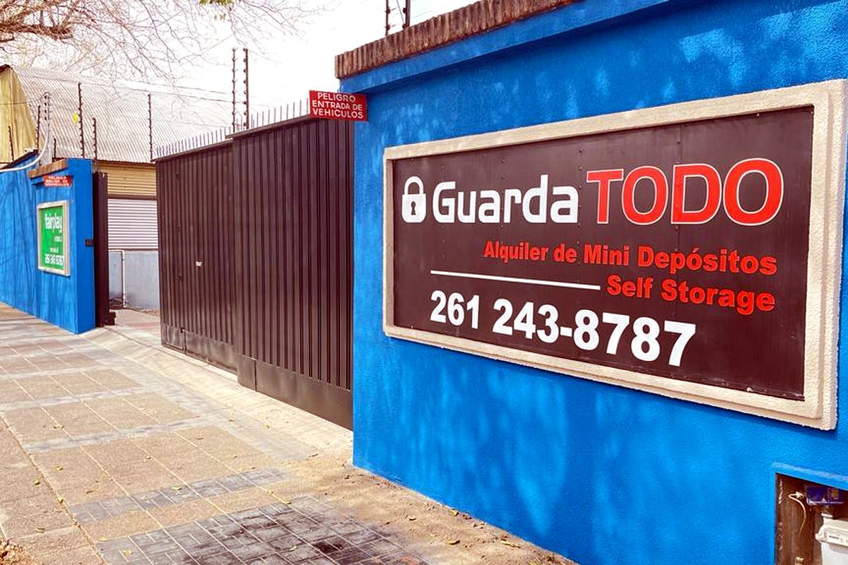 Fachada de GuardaTODO en Godoy Cruz, Mendoza
